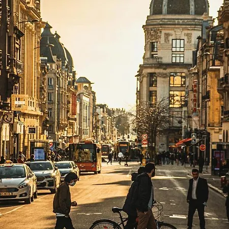 Spacieux Avec Cour Parfait Pour Famille Et Amis Апартаменты *