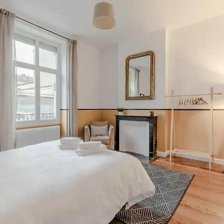 Апартаменты Spacieux Avec Cour Parfait Pour Famille Et Amis