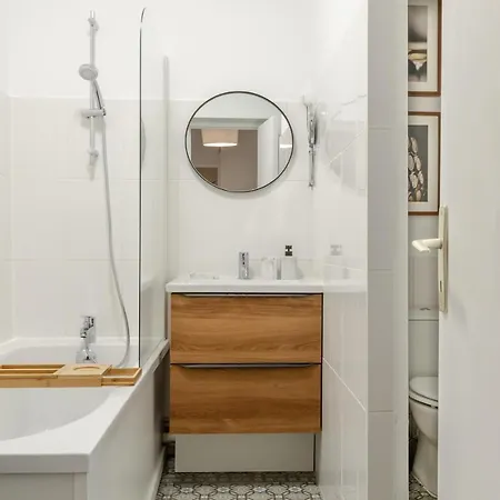 Апартаменты Spacieux Avec Cour Parfait Pour Famille Et Amis